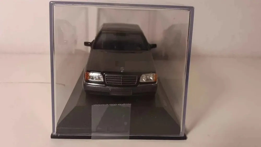Mercedes-Benz 600 SEL nera del 1991 (riferimento MINICHAMPS 400 035400)