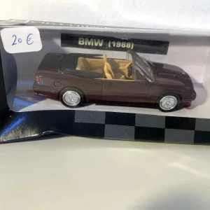 Mercedes-Benz decappottabile bordeaux scuro del 1988