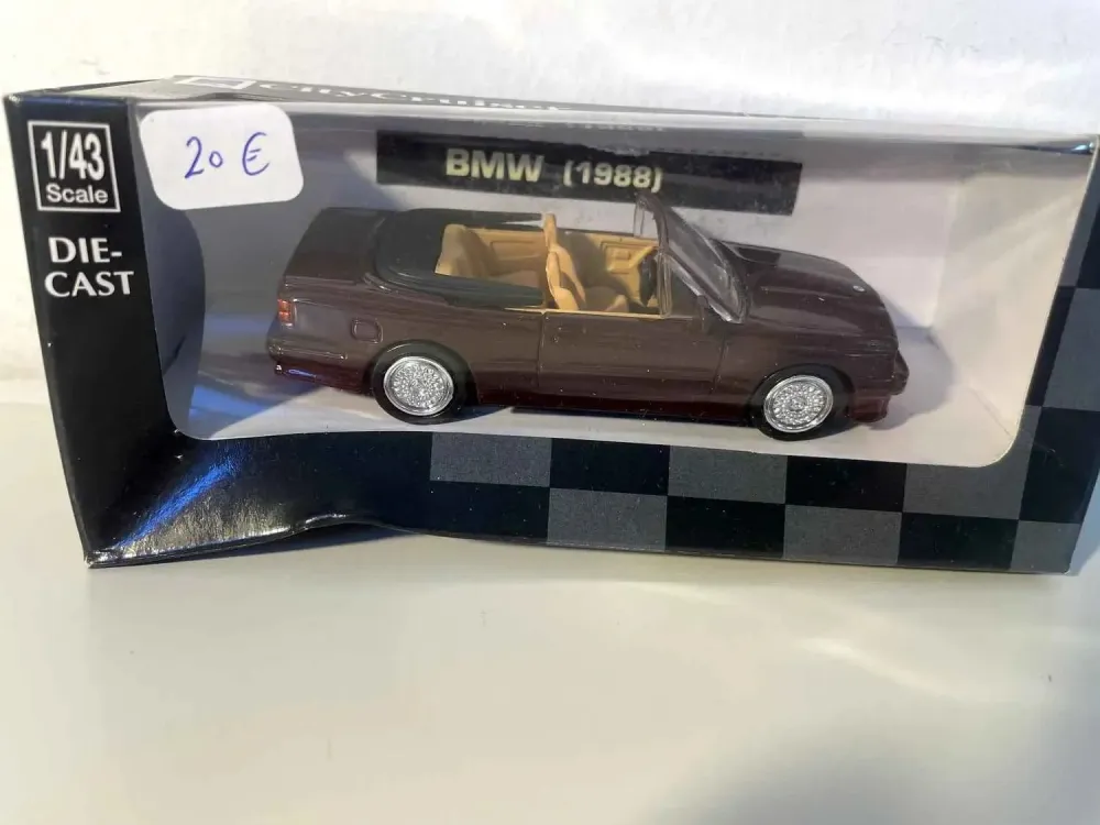 Mercedes-Benz decappottabile bordeaux scuro del 1988