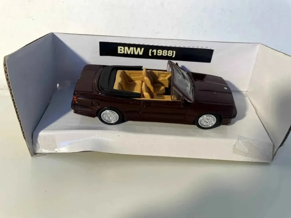 Mercedes-Benz decappottabile bordeaux scuro del 1988