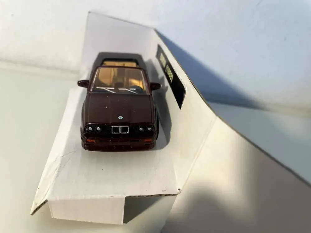 Mercedes-Benz decappottabile bordeaux scuro del 1988