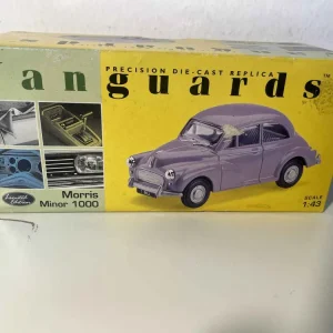 Morris Minor 1000 viola (collezione Vanguards)