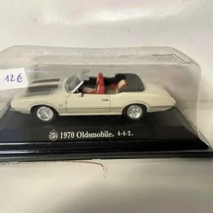 Oldsmobile beige 4-4-2 del 1970 (auto americana)