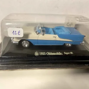 Oldsmobile Super 88 blu e bianca del 1955 (auto americana)
