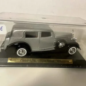Packard Super Eight Sedan grigia del 1937 (auto americana)