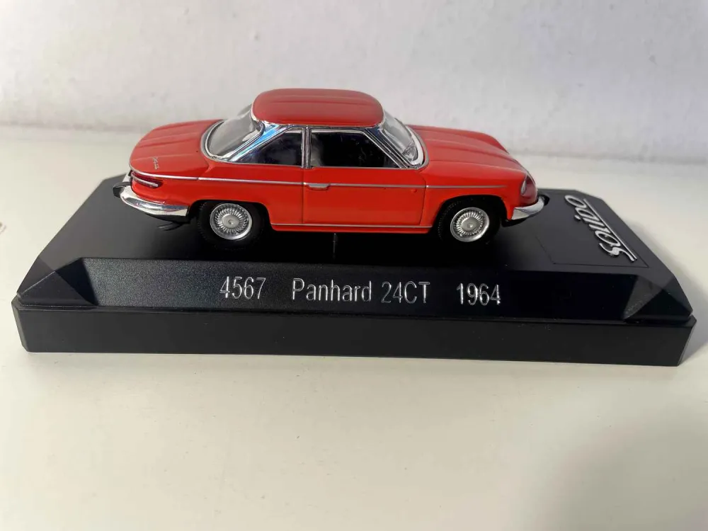 Panhard 24CT rossa del 1964 (riferimento Solido 4567)