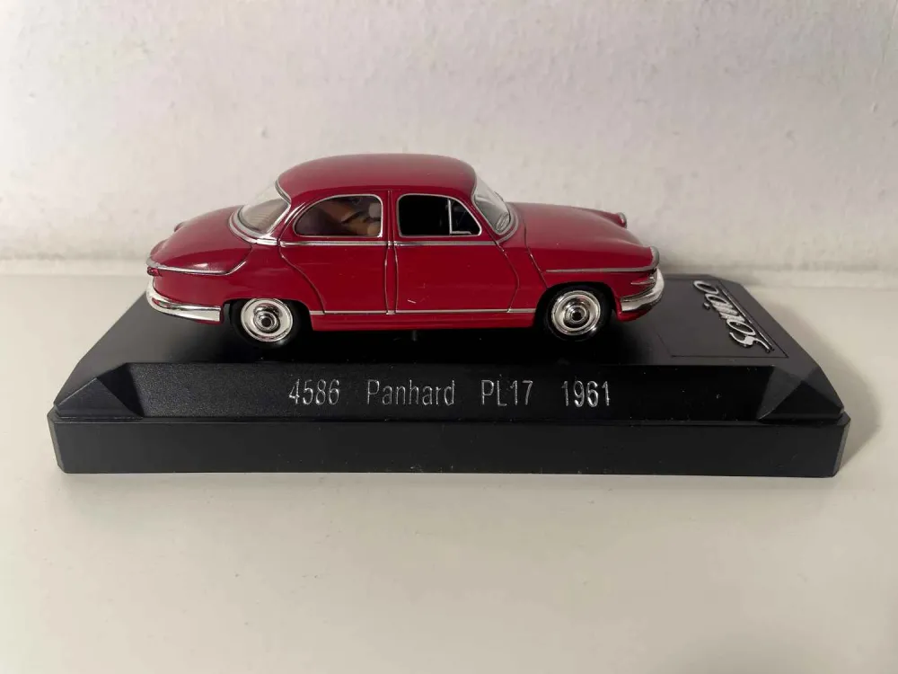 Panhard PL 17 bordeaux del 1961 (riferimento Solido 4586)