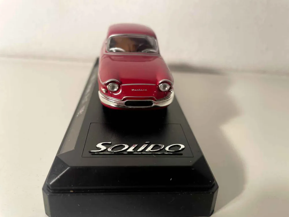 Panhard PL 17 bordeaux del 1961 (riferimento Solido 4586)