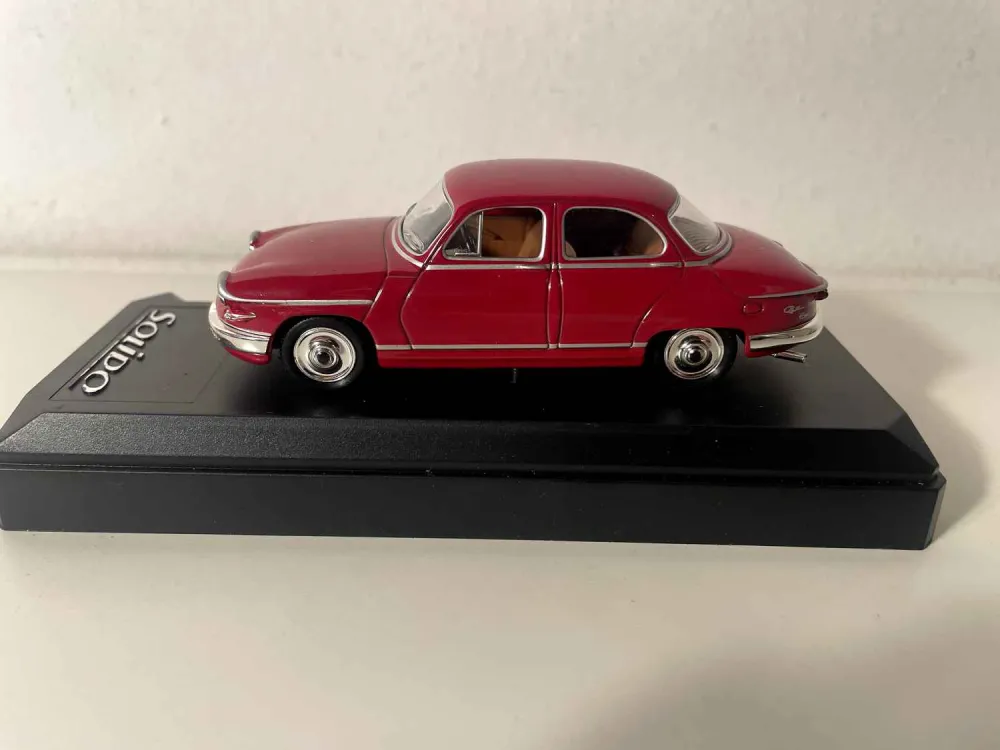 Panhard PL 17 bordeaux del 1961 (riferimento Solido 4586)