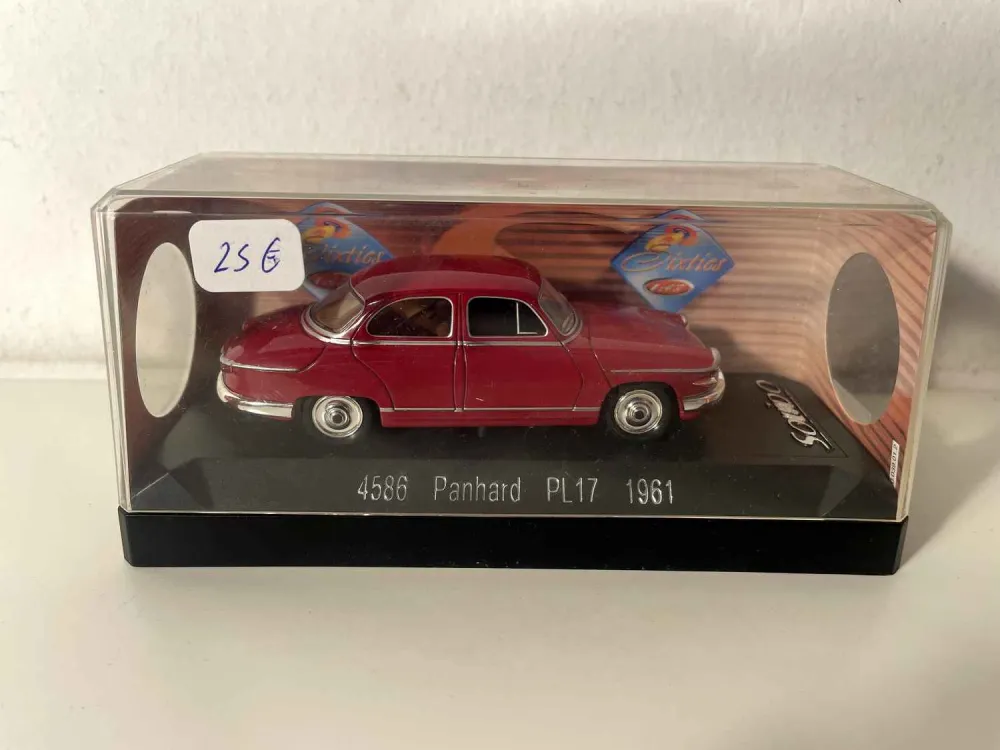 Panhard PL 17 bordeaux del 1961 (riferimento Solido 4586)
