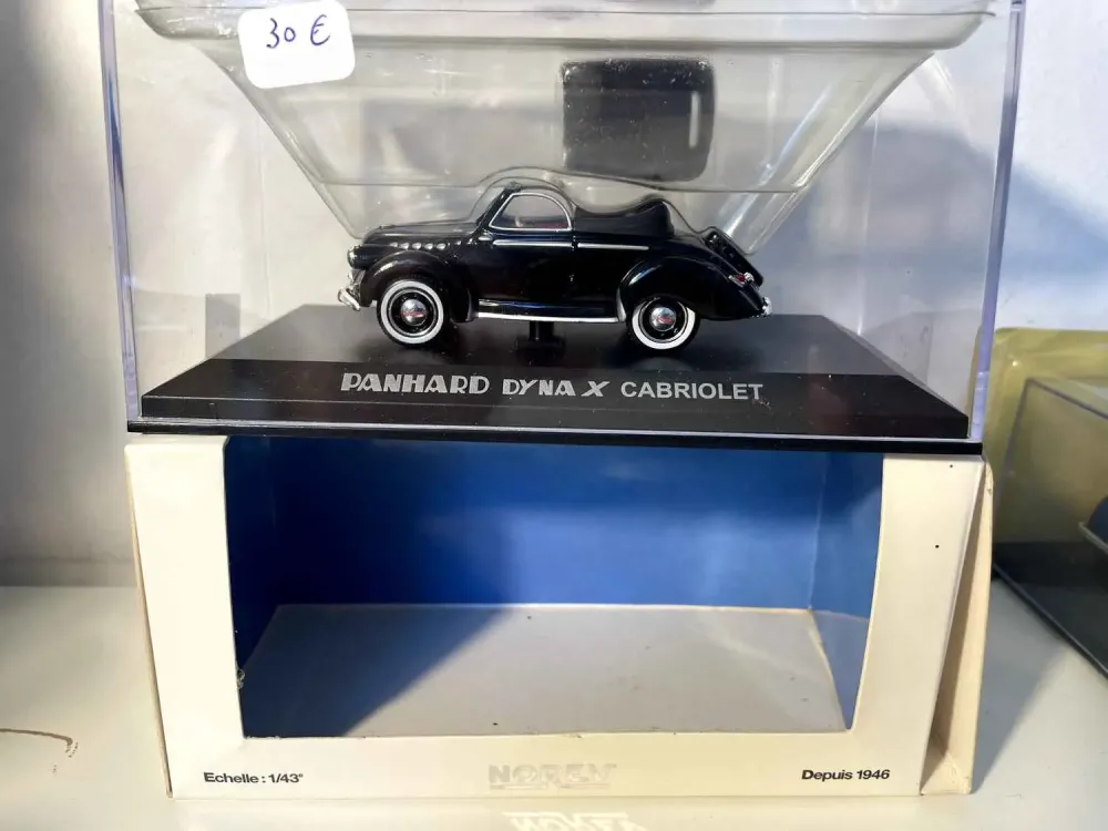 Panhard Dyna X decappottabile grigio scuro con capote nera