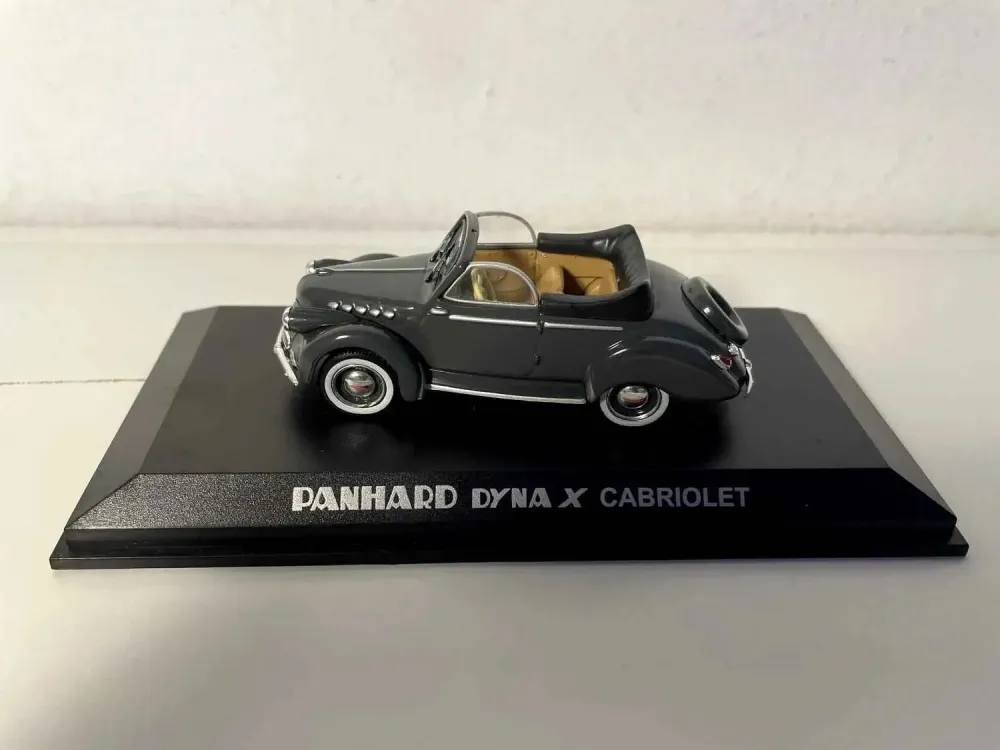 Panhard Dyna X decappottabile grigio scuro con capote nera