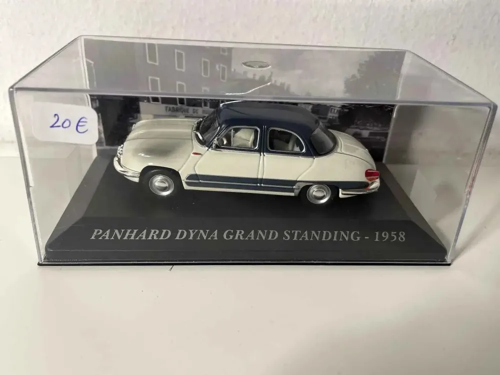 Panhard Dyna Grand piedi bianco sporco e grigio del 1958