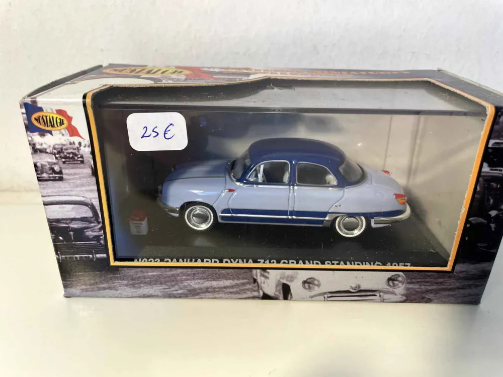 Panhard Dyna Z12 grand standing blu e blu del 1957 (Nostalgia)