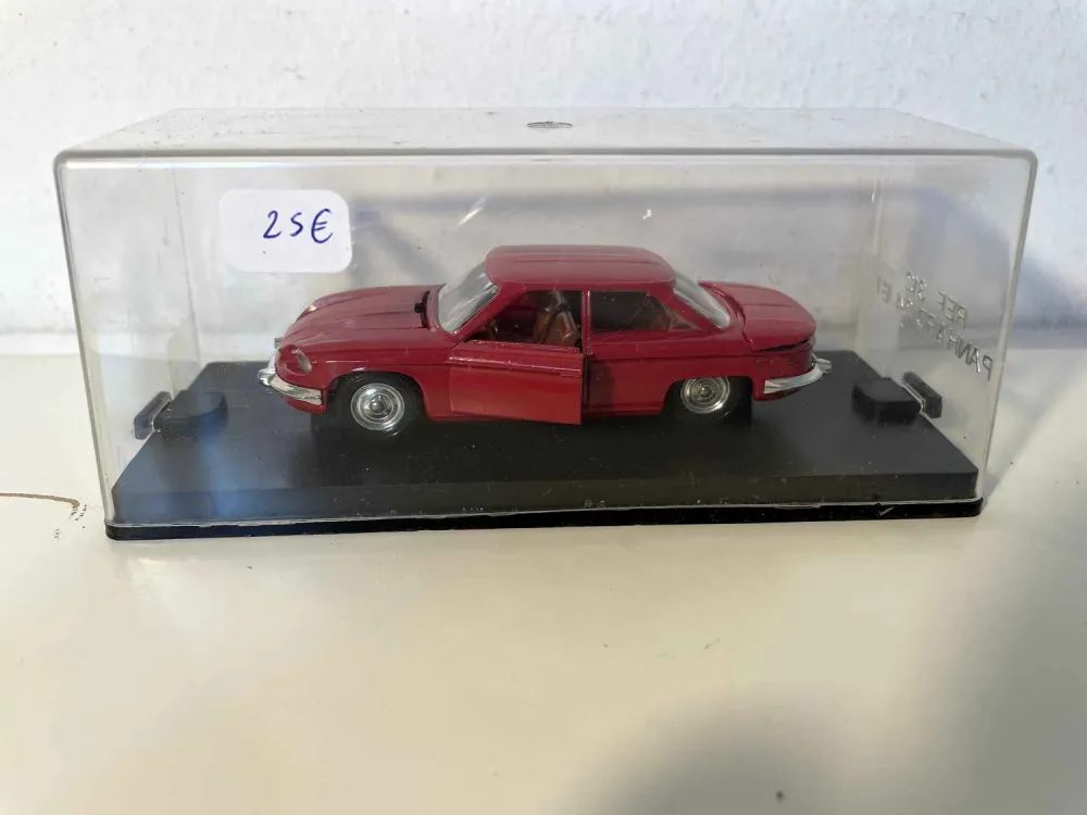 Panhard 24 BT rosso (riferimento VEREM 312)