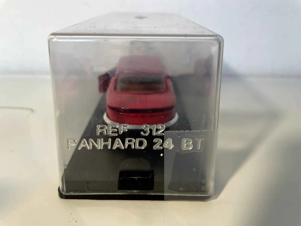 Panhard 24 BT rosso (riferimento VEREM 312)