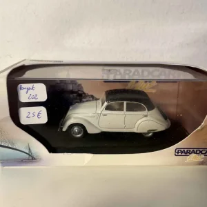 Peugeot 202 decappottabile beige e capote nera (Paradcar)