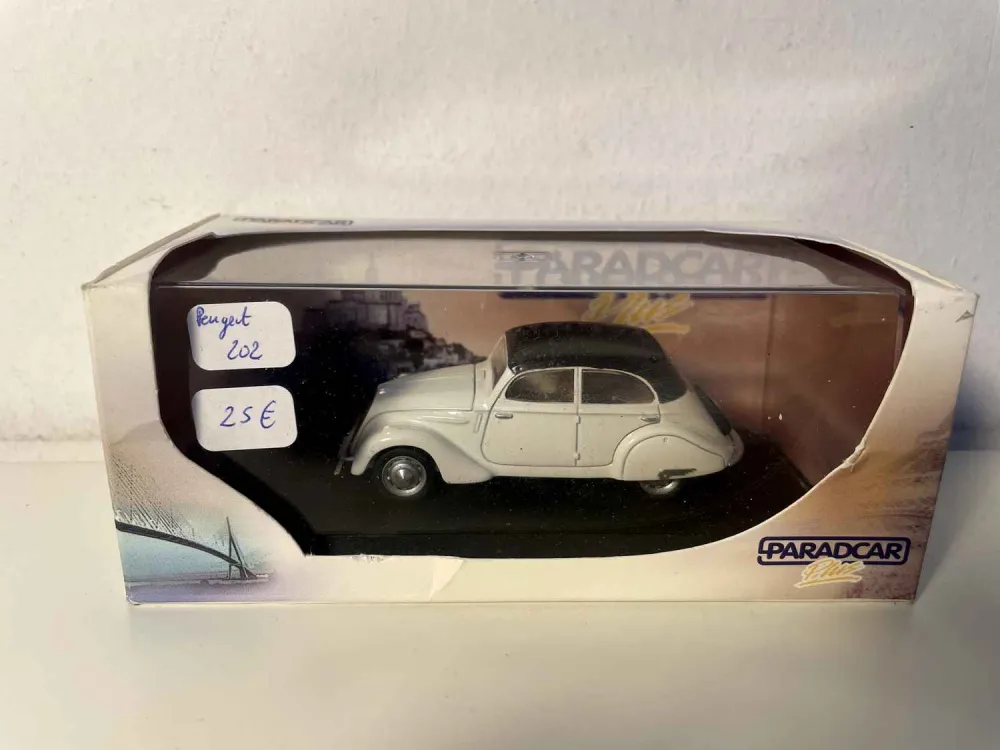Peugeot 202 decappottabile beige e capote nera (Paradcar)