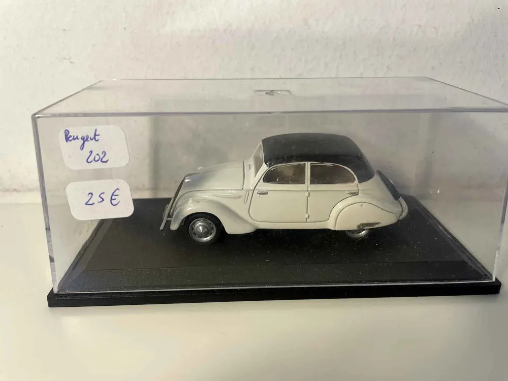 Peugeot 202 decappottabile beige e capote nera (Paradcar)