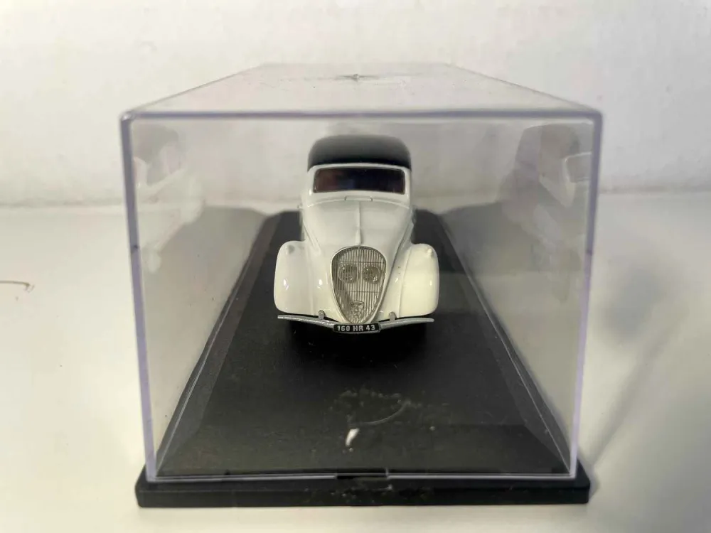Peugeot 202 decappottabile beige e capote nera (Paradcar)