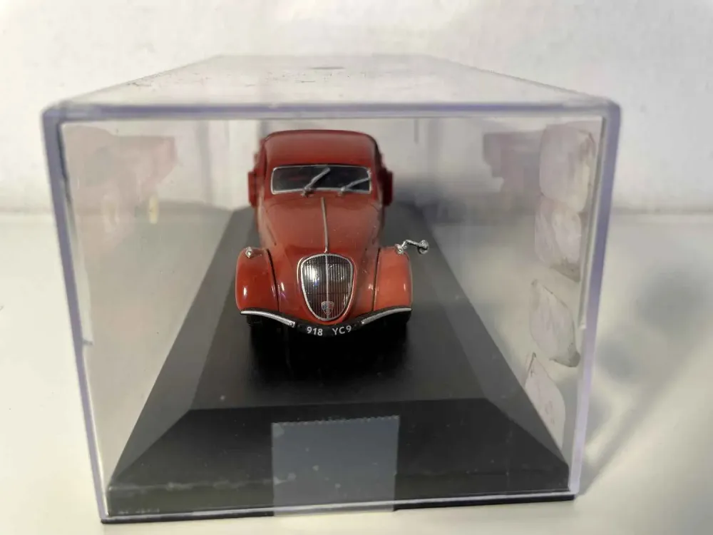 Peugeot 202 pick-up tipo UH marrone (con pneumatici nel cassone posteriore)