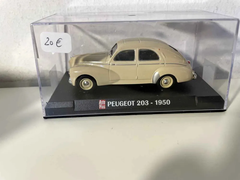 Peugeot 203 beige / marrone chiaro del 1950 (Auto Plus)