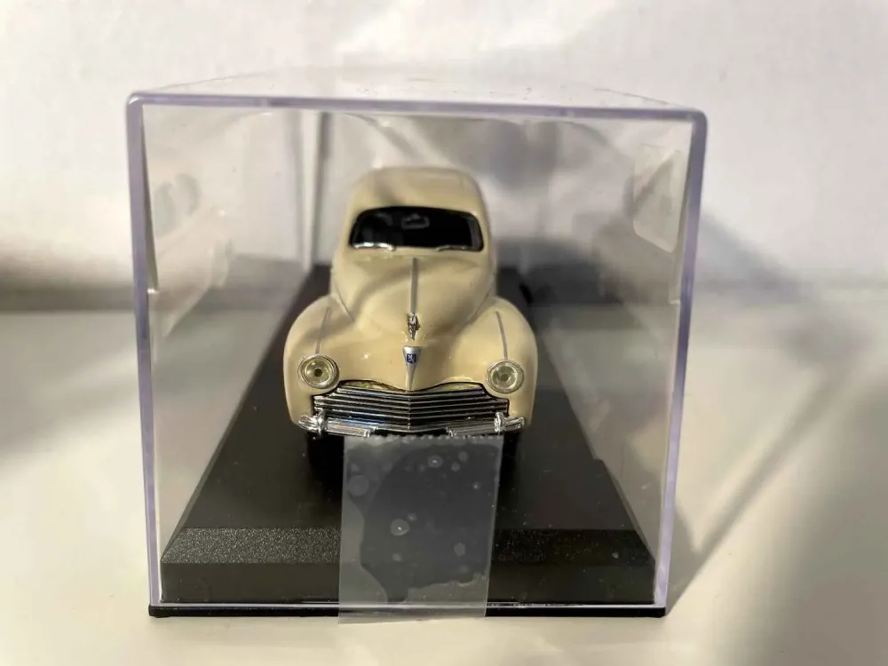 Peugeot 203 beige / marrone chiaro del 1950 (Auto Plus)