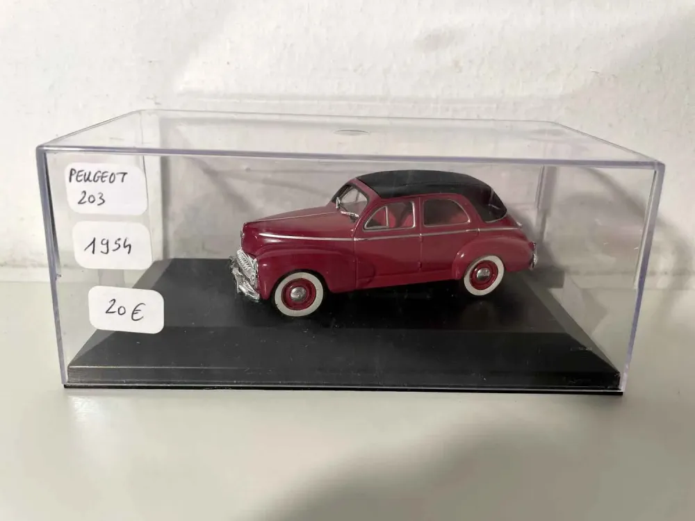 Peugeot 203 decappottabile bordeaux e capote nera del 1954 (scatola plexiglas)