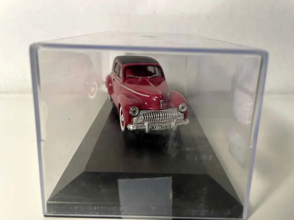 Peugeot 203 decappottabile bordeaux e capote nera del 1954 (scatola plexiglas)