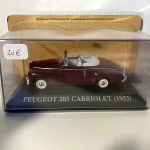 Peugeot 203 decappottabile del 1953 color bordeaux