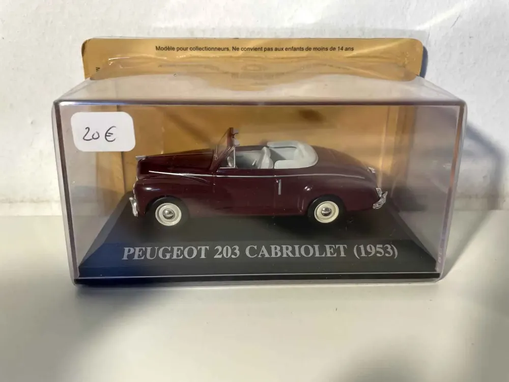 Peugeot 203 decappottabile del 1953 color bordeaux