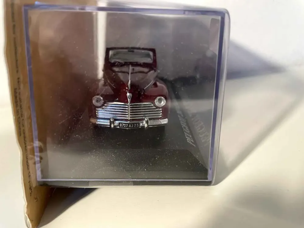 Peugeot 203 decappottabile del 1953 color bordeaux