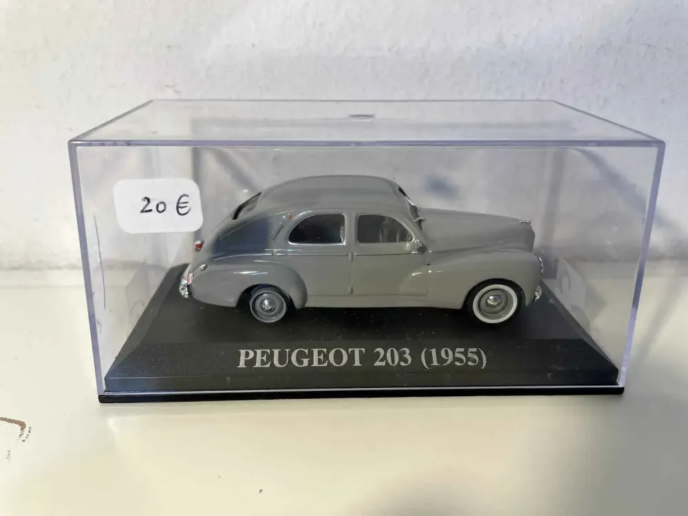 Peugeot 203 grigia del 1955