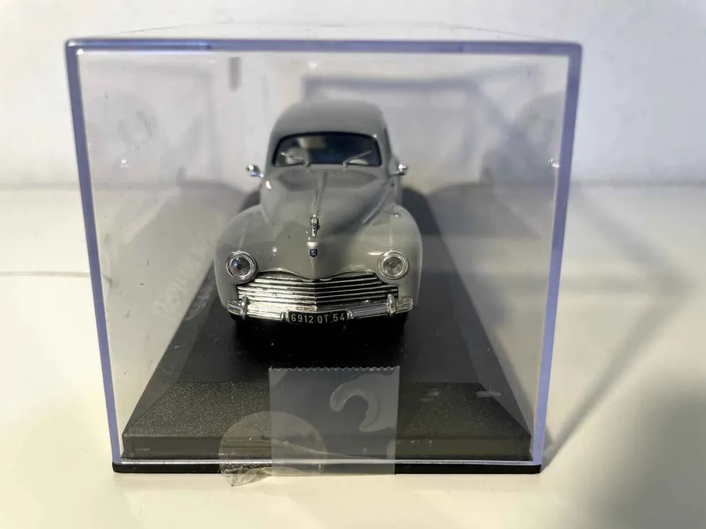 Peugeot 203 grigia del 1955