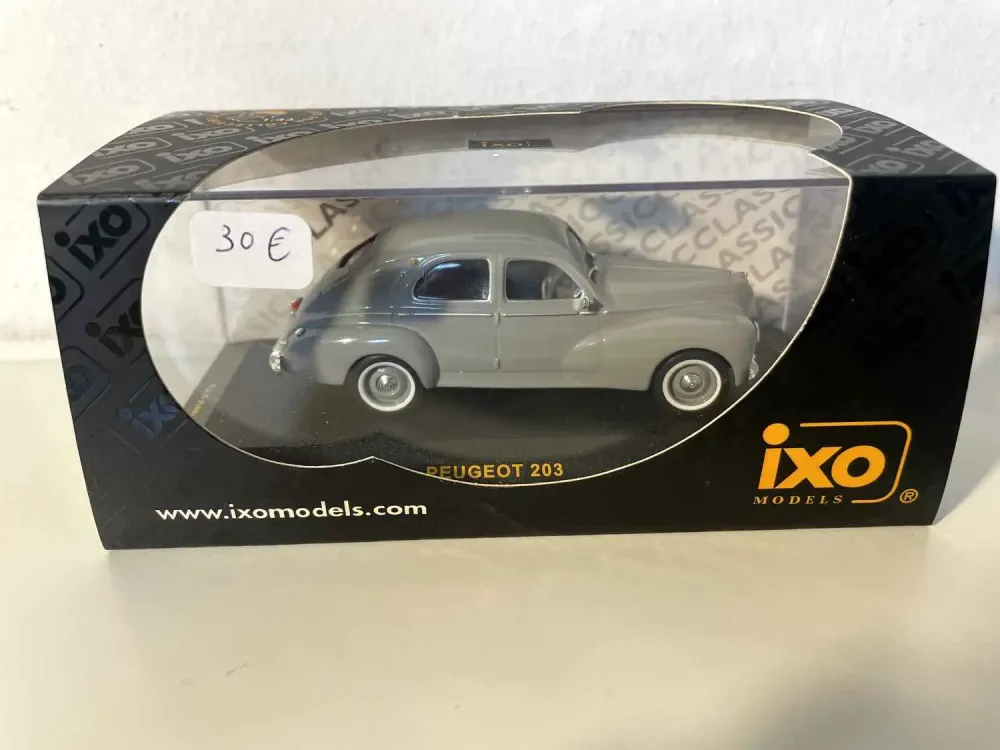 Peugeot 203 grigia (IXO)