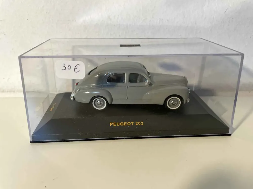 Peugeot 203 grigia (IXO)
