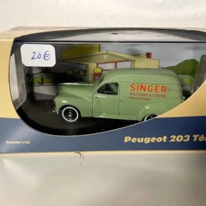 Peugeot 203 verde con pubblicità SINGER