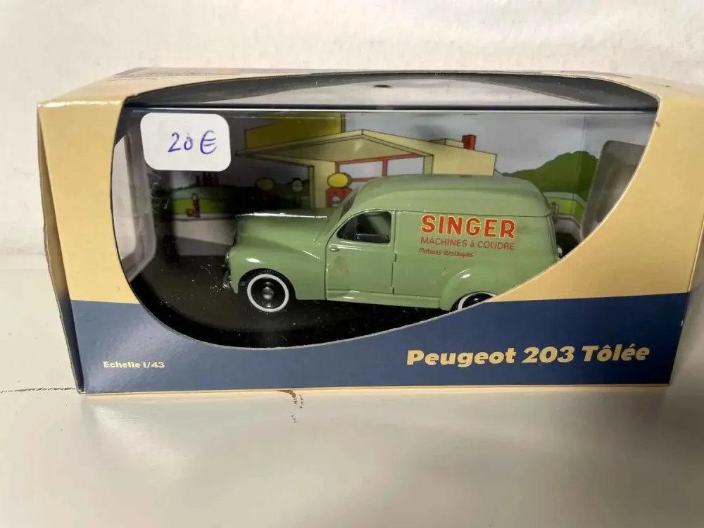Peugeot 203 verde con pubblicità SINGER