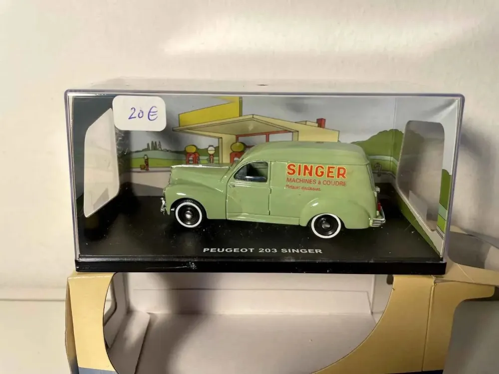 Peugeot 203 verde con pubblicità SINGER