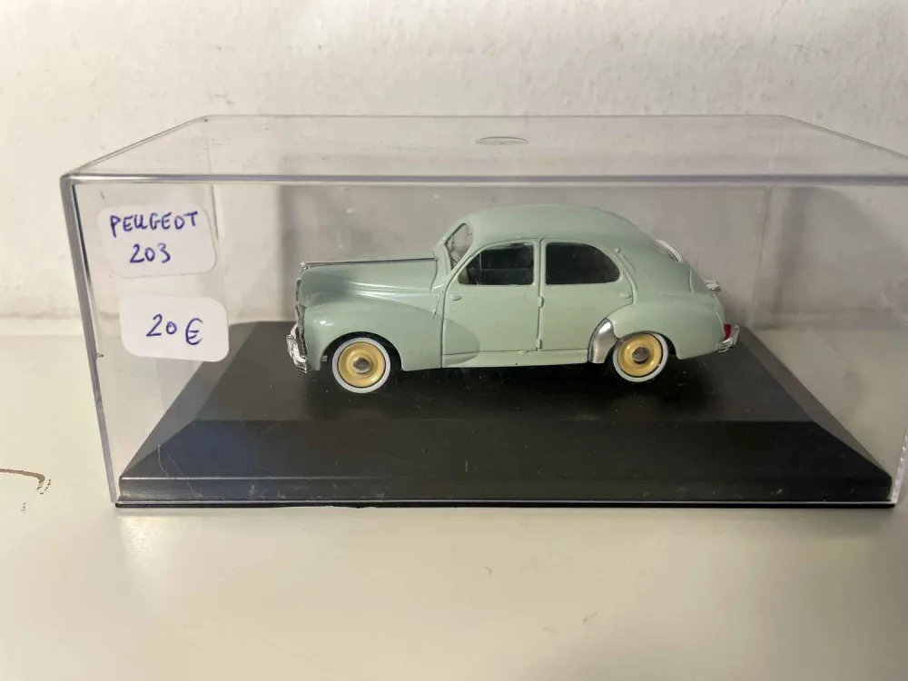Peugeot 203 verde pallido?