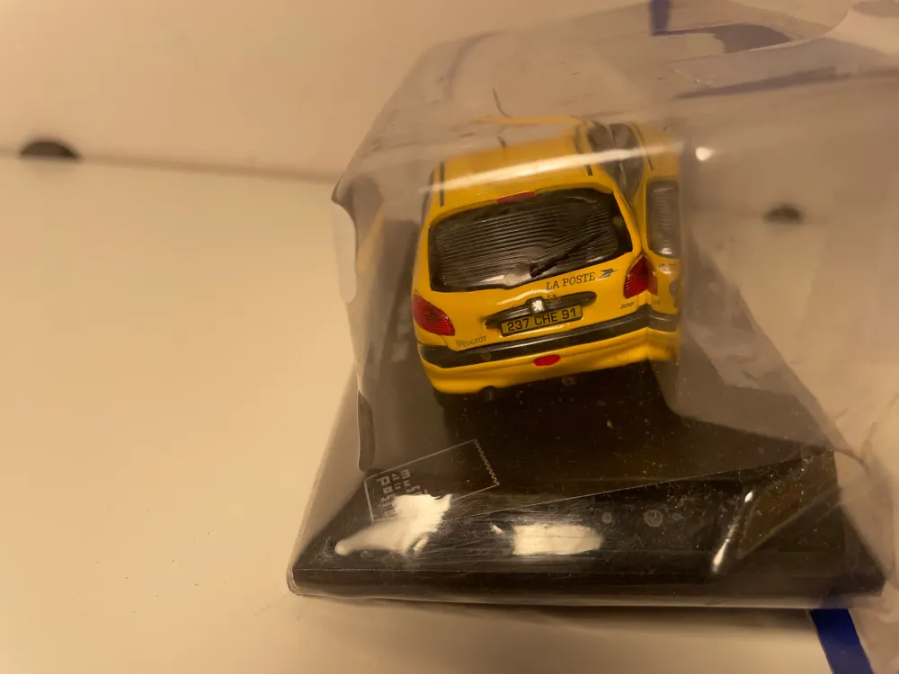 Peugeot 206 gialla del 1998 La Poste - PTT
