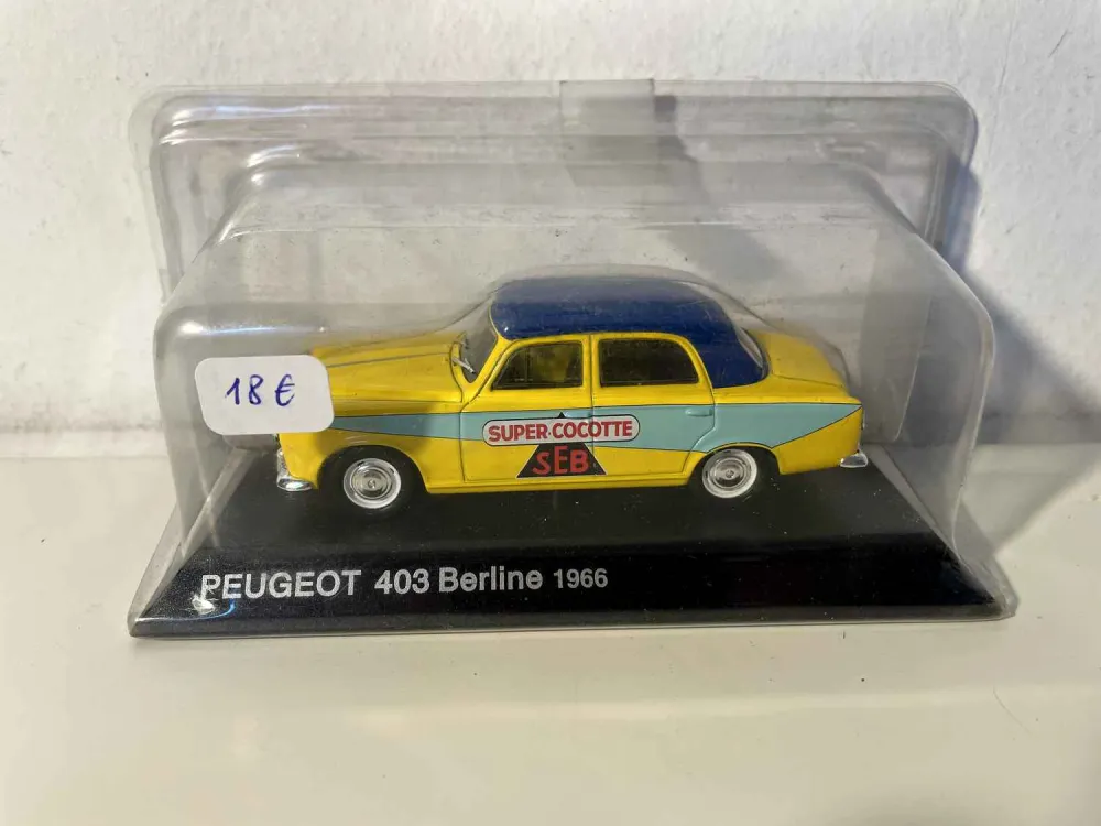 Peugeot 403 berlina gialla con tetto blu del 1966 (pubblicità SUPER COCOTTE)