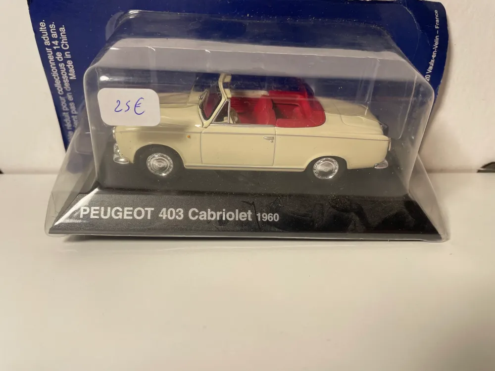 Peugeot 403 decappottabile beige chiaro del 1960 (blister)