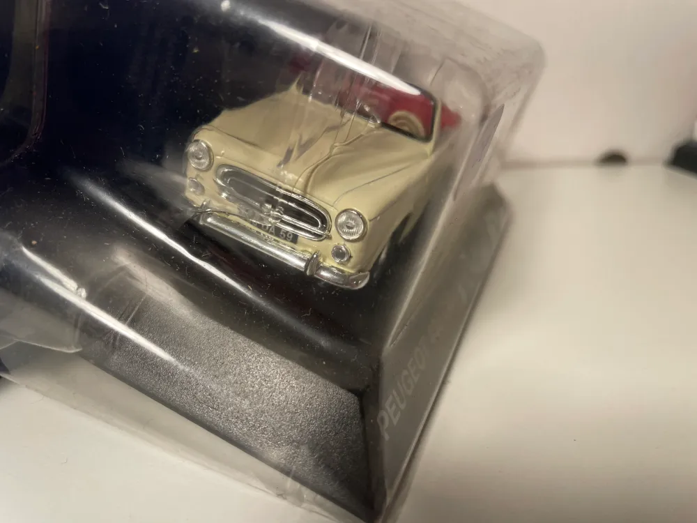 Peugeot 403 decappottabile beige chiaro del 1960 (blister)