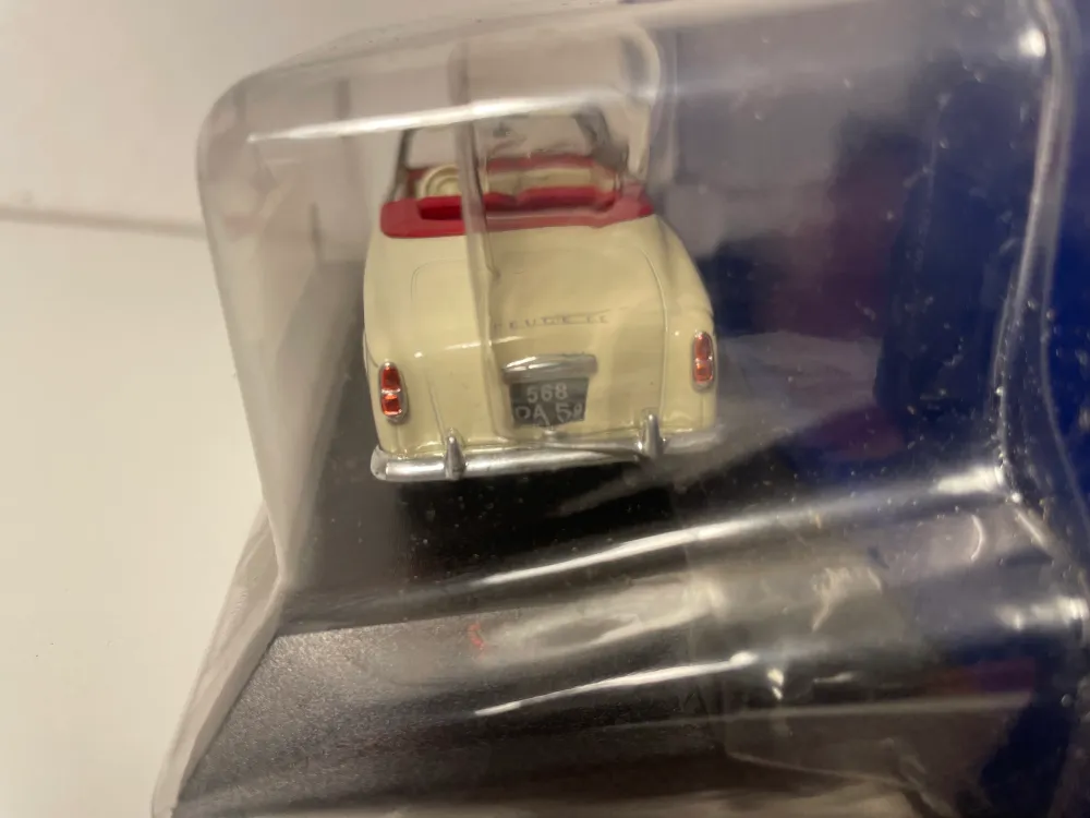Peugeot 403 decappottabile beige chiaro del 1960 (blister)