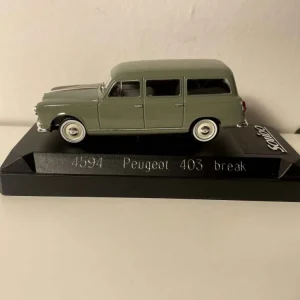 Peugeot 403 station wagon verde scuro (riferimento Solido 4594)