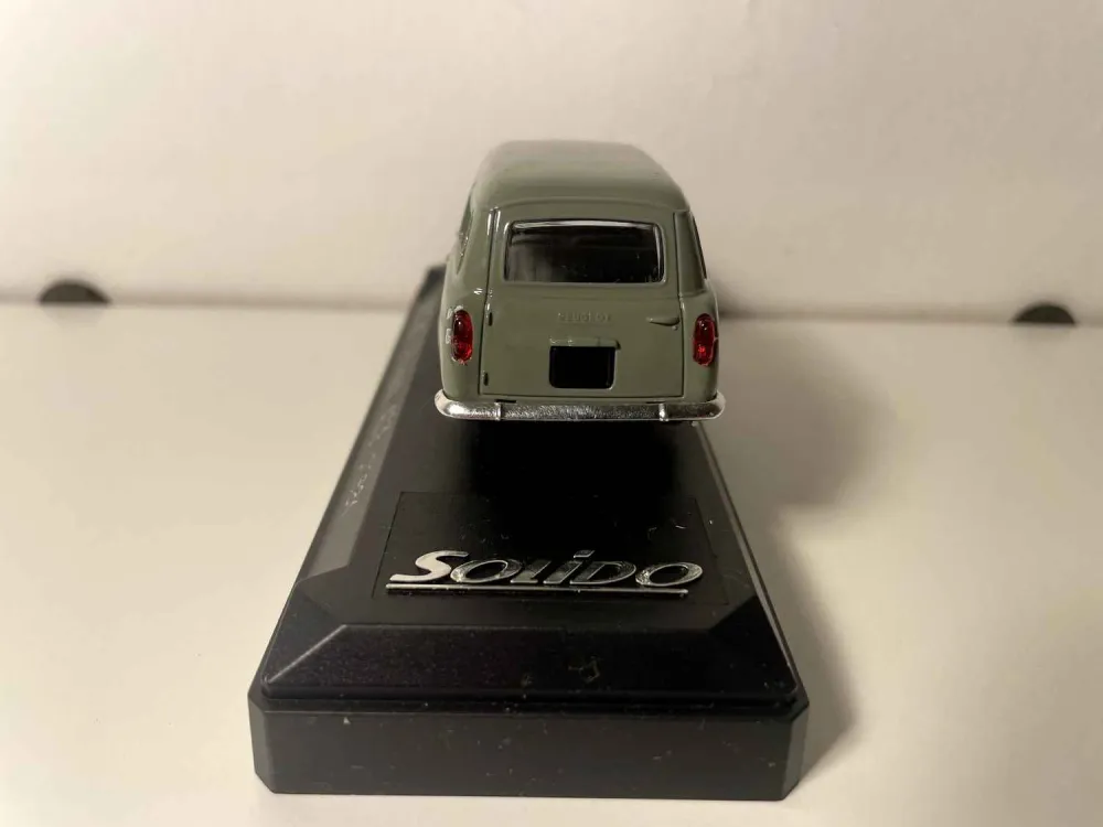Peugeot 403 station wagon verde scuro (riferimento Solido 4594)