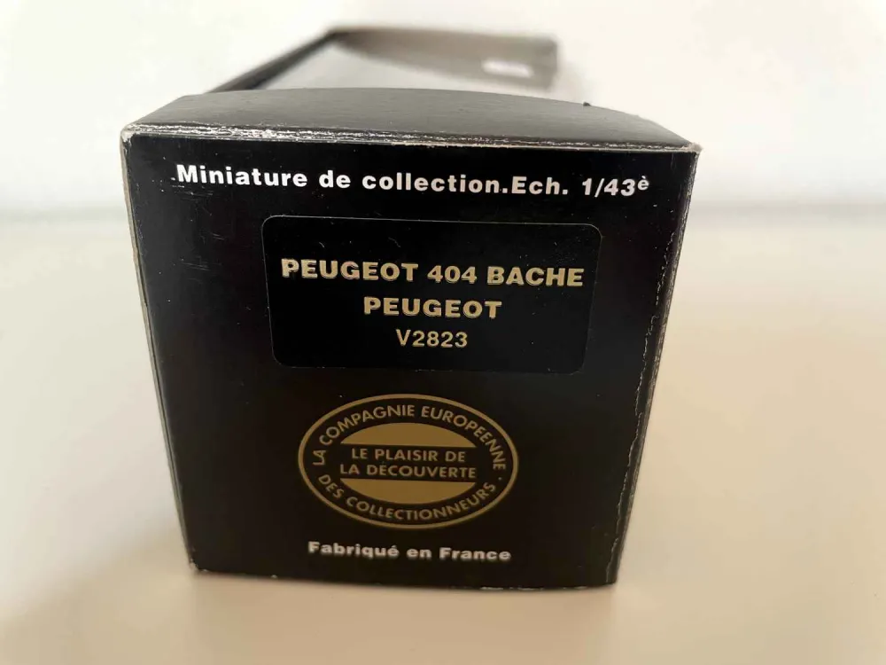 Peugeot 404 con telone blu e giallo (eccezionali auto miniatura)