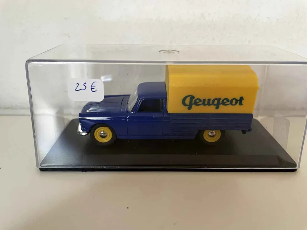 Peugeot 404 con telone blu e giallo (eccezionali auto miniatura)