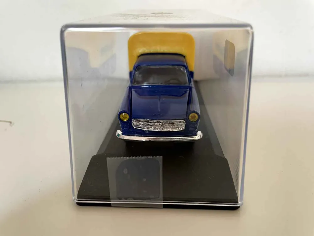 Peugeot 404 con telone blu e giallo (eccezionali auto miniatura)